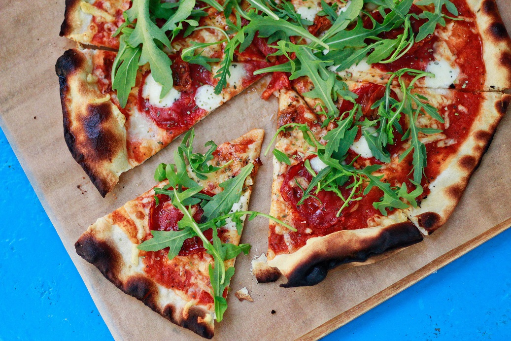 ¡PROMOCIÓN! 2x1 en pizzas familiares los jueves.