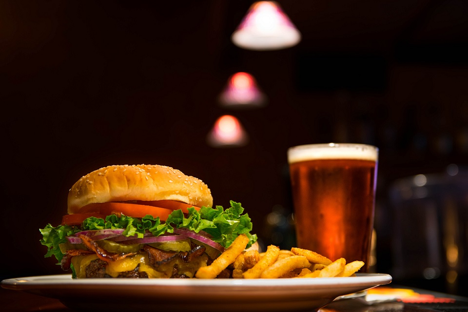 Disfruta de 2 hamburguesas completas + ración patatas bacon y queso + 2 postres a elegir por SOLO 10€