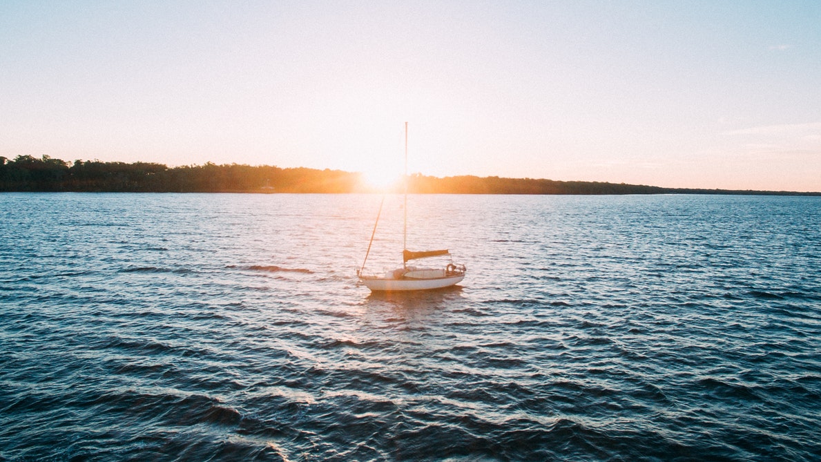 ¿Has probado alguna vez la experiencia de navegar en catamarán? Hazlo con 4 amigos